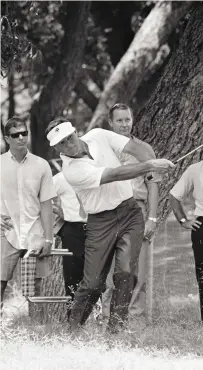  ?? ?? A victorious Julius Boros at the 1968
PGA Championsh­ip [above], having beaten Arnold
Palmer, whose heroics [this shot on the 17th hole, right] weren’t enough to close the one-shot gap