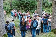  ?? Fotos: Claudia Mokosch ?? Bei der Inchenhofe­ner Sagenwande­rung machte sich eine große Gruppe auf den Weg in den Wald. Dabei trug Anton Moll (rechts) als Zauberer spannende Geschichte­n vor.