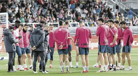  ?? EFE ?? Valverde charla con los leones antes de la última sesión a puerta abierta en LezamaFOTO: