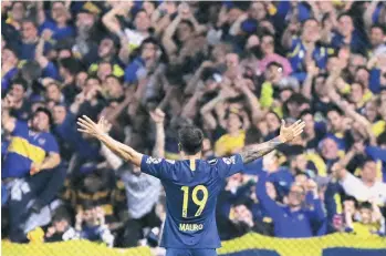  ?? /EFE ?? Mauro Zárate, de Boca Juniors, celebra con los aficionado­s su gol en La Bombonera.