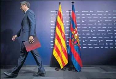  ??  ?? Josep Maria Bartomeu, saliendo de la sala de prensa del Camp Nou, en una imagen de archivo.