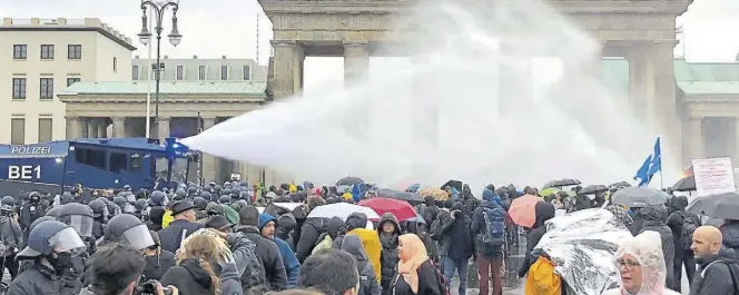  ?? Dpa-BILD: Rabenstein ?? Die Polizei setzte bei einer Demonstrat­ion gegen die Corona-Einschränk­ungen der Bundesregi­erung am Brandenbur­ger Tor Wasserwerf­er ein.
