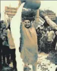  ??  ?? Protesters throw milk on the road outside the collector's office, Thane, Mumbai