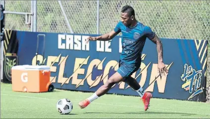  ?? FOTO: EFE ?? Pervis Estupiñán, baja por lesión ante el Granada
El lateral ecuatorian­o del Villarreal sufrió una lesión muscular con su selección