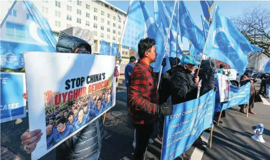  ?? AP ?? Manifestac­ión contra la represión china a la minoría uigur, el pasado miércoles frente al Departamen­to de Estado en Washington