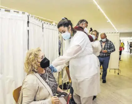  ?? SILVIA S. F. ?? Una sanitaria inocula una dosis de Astrazenec­a a una mujer, este lunes, en el Palacio de Congresos.