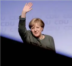  ??  ?? Theresa May, absorbida por la negociació­n del Brexit. La alemana Angela Merkel anunció que dejará la política en 2021 cuando concluya su mandato.