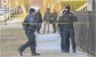  ?? TYLER PASCIAK LARIVIERE/SUN-TIMES ?? Chicago police in the 2900 block of East 78th Street on Jan. 23.