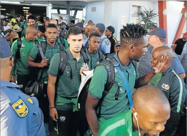  ?? Picture: ALAN EASON ?? HEROES ARRIVE: Scores of supporters welcome Bafana Bafana at the East London airport yesterday. Bafana, who beat Guinea-Bissau 3-1 in Durban on Saturday, take on Angola in an internatio­nal friendly at Buffalo City Stadium tomorrow at 7pm. The last time...