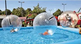  ??  ?? Bungee-Trampolin (l.), Human Bowling und weitere Highlights erwarten die Kids am Kindertag des FC Red Bull Salzburg.