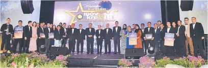  ??  ?? UNTUK ALBUM: Uggah (tengah) bersama tetamu kehormat dan pemenang Anugerah Inovasi Ketua Menteri sempena majlis penutupan Konvensyen KIK Peringkat Negeri Sarawak, malam kelmarin.