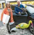  ?? Foto: Kathrin Biebl ?? Anitha Thorwarth und Peter Bauer in Oettingen sind Teil des Storchenex­pres‰ ses.