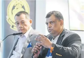  ?? — Gambar Bernama ?? KOMITED: Fernandes (kanan) pada sidang media berhubung lanjutan perjanjian penggunaan Stadium Nasional Bukit Jalil sebagai ‘Rumah Harimau Malaya’ bagi tempoh lima tahun akan datang. Turut hadir Hamidin.