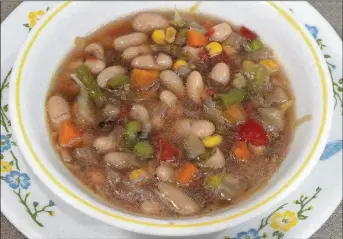  ?? PHOTO BY GHOLAM RAHMAN ?? This filling soup can be quickly put together with fresh, frozen or canned veggies .