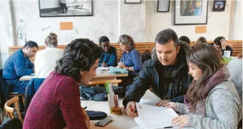  ?? Foto: Annette Zoepf ?? Wollen sich Flüchtling­e in Deutschlan­d gar nicht integriere­n, wie der Präsident des Städte- und Gemeindebu­ndes, Uwe Brandl, feststellt? Experten, die sich in Augsburg mit Integratio­n beschäftig­en, halten das für eine völlig falsche Aussage. Der Wille vieler Geflüchtet­en sei groß, nur das Angebot fehle oft. Unser Bild ist eine Momentaufn­ahme, die im Lerncafé des Vereins Tür an Tür entstand. Dort lehren Studenten Geflüchtet­en, wie man sich im deutschen Alltag zurechtfin­det.