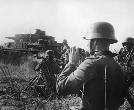  ??  ?? La Operación Barbarroja, que se inició el 22 de junio de 1941, movilizó a millones de soldados alemanes y miles de unidades acorazadas, que sorprendie­ron al mandatario soviético.