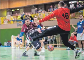  ?? FOTO: PATRICK HIPP ?? Die Reserve der HSG Fridingen/Mühlheim (rote Trikots) musste sich im Lokalduell der HSG Rietheim-Weilheim mit 29:36 geschlagen geben.