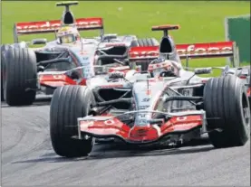  ??  ?? Hamilton y Alonso tuvieron una relación difícil en 2007.
