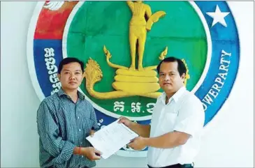  ?? SUPPLIED ?? Sourn Serey Ratha (right), head of the Khmer Power Party, meets Mears Samnang Kuy of Accountabi­lity Cambodia in Phnom Penh earlier this week.