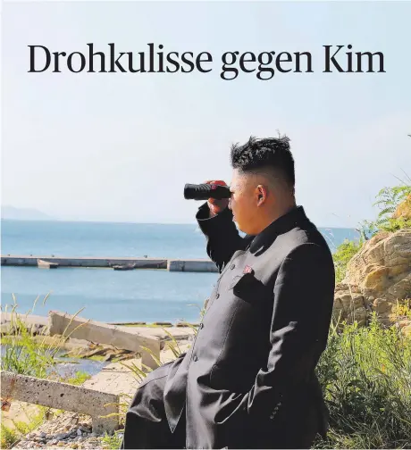  ?? [ Reuters ] ?? Ausschauha­lten nach den Feinden. Nordkoreas Machthaber, Kim Jong-un, beim Besuch militärisc­her Anlagen an der Küste.