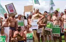  ??  ?? ON PREND LA POSE_
Les agriculteu­rs et agricultri­ces testent le naked activism ; la Nude Yoga Teacher rend ses trois millions d’abonnés plus zen. Mais quel est son secret ?