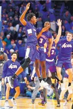  ?? JAMES CRISP/ ASSOCIATED PRESS ?? Evansville’s DeAndre Williams, top left, and Jawaun Newton (3) celebrate after the Aces’ victory over top-ranked Kentucky at Rupp Arena on Tuesday night.