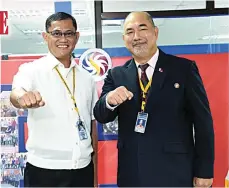  ??  ?? Chairman Jose Jorge Corpuz (right) and General Manager Alexander Balutan (left) do the ‘Dutere fist’ at the ‘Decades of Public Service’ awards