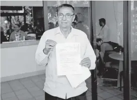  ?? JAVIER RÍOS ?? Gabriel Salgado muestra su constancia de registro.