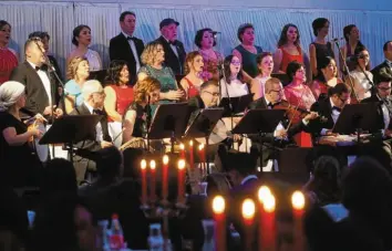  ?? Foto: Michael Hochgemuth ?? Der Octave-chor bei seinem Auftritt im Restaurant Royal am See in Friedberg. Auf dem Programm stand klassische türkische Musik, die im Vergleich zu den 24 Dur- und Moll-tonarten sehr viel mehr Skalen kennt.