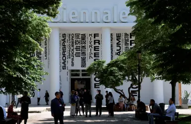  ?? Arrivi e proteste ?? Primo giorno di apertura, 7 mila visitatori alla Biennale. A fianco la protesta , sotto il bosco a San Giorgio(foto Vision)