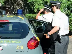  ??  ?? Verifiche Alcuni ispettori della Guardia di Finanza durante un controllo