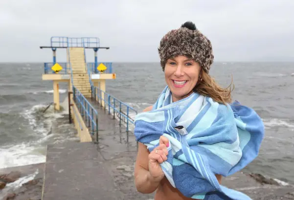  ??  ?? NO COLD FEET HERE: Lisa Regan (33) prepares to take the plunge into the icy waters of Galway Bay at Blackrock in Salthill. Photo: Andrew Downes