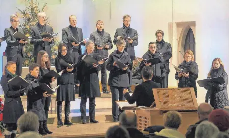  ?? FOTO: HELMUT VOITH ?? Wunderbare­n A-cappella-Gesang trägt das Ensemble 14 unter der Leitung von Nikolai Geršak in die Nikolauski­rche.