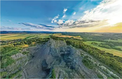  ?? Foto: dolnyslask.travel ?? Das „Land der erloschene­n Vulkane“bei Jelenia Góra, hier mit Blick auf den Wolfsberg (Wilcza Góra), ist seit kurzem Unesco-Geopark. Es ist der dritte in Polen.