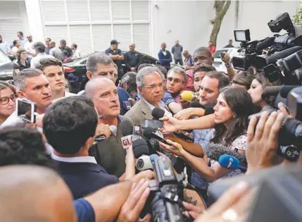  ?? MAURO PIMENTEL/AFP REPRODUÇãO DE INTERNET ?? Deputado gaúcho Onyx Lorenzoni (DEM) (à esquerda) e o economista Paulo Guedes anunciam aos jornalista­s a criação de ministério­s