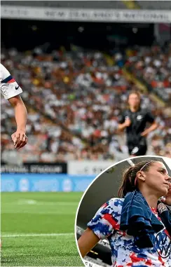  ?? GETTY ?? New Zealand’s Ally Green competes with Mallory Swanson of the United States at Eden Park in Auckland yesterday. Alex Morgan, below, of the US took the time to meet her fans yesterday.