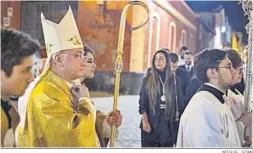  ?? MIGUEL GÓMEZ ?? La llegada del obispo, monseñor José Rico Pavés, para presidir la ceremonia.