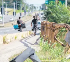  ?? RAÚL ASENCIO ?? Hoyos, barandilla­s rotas y malezas, se observan en amplios tramos de la autopista “6 de Noviembre”, que conecta la capital con la región sur.