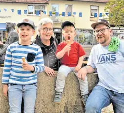  ?? Foto: Ekkehard Hufendiek ?? Fiete (l., 7) und Piet (3) essen mit ihrer Großmutter Petra Gericke und ihrem Vater Florian Borgelt ein Eis.
