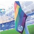  ?? FOTO: DPA ?? Eine Eckfahne in Regenbogen­farben steht in der Schalker Arena.
