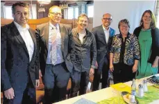  ?? FOTO: SPD LINDAU ?? Sprachen bei der Frühjahrst­agung der Sozialdemo­kraten über sozialen Wohnungsba­u (von links): Adnan Sabah, Alexander Mayer, Cyrill Huber, Michael Ritsch, Ilona Deckwerth und Katrin Dorfmüller.