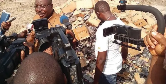  ??  ?? Mr. Sam Anyanwutak­u, MD of Asco Investment, sole distributo­rs of Kiwi Shoe Polish in Nigeria speaking at the dump site