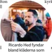  ??  ?? Ricardo Hed fyndar bland kläderna som skänkts till kyrkans insamling Clara Vintern.