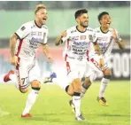  ?? ANGGER BONDAN/JAWA POS ?? FAVORIT: Selebrasi para pemain Bali United setelah kemenangan adu penalti atas Madura United dalam babak 8 besar di Solo (3/2).