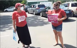  ?? Tyler Sizemore / Hearst Connecticu­t Media ?? Greenwich Education Associatio­n President Carol Sutton, left, and Darien Education Associatio­n President Joslyn DeLancey chat before a teachers protest caravan on July 30, 2020.