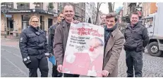  ?? FOTO: STADT DÜSSELDORF ?? Jacques Tilly (vorne links) und Ordnungsde­zernent Christian Zaum (vorne rechts) bei der Vorstellun­g des neuen Plakats.