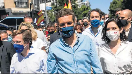  ?? ALEJANDRO MARTÍNEZ VÉLEZ / EP ?? El alcalde de Madrid, José Luis Martínez-Almeida; el líder del PP, Pablo Casado y la presidenta de la Comunidad de Madrid, Isabel Díaz Ayuso, en la concentrac­ión.