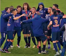  ??  ?? Marco Verratti, 23 anni, al centro dei festeggiam­enti: non giocava da 2 mesi