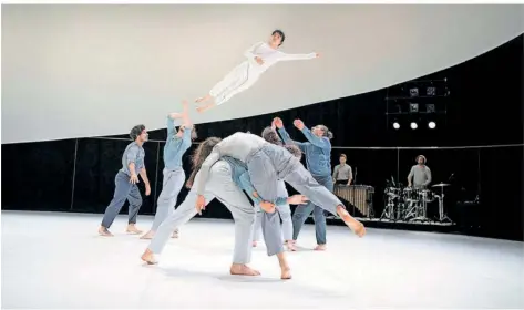  ?? FOTO: ALFRED MAUVE ?? Mit „Made of Space“gewinnen Guy Nader & Maria Campos mit ihrer Company das Publikum im Saarlouise­r Theater am Ring.