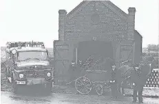  ??  ?? 1966 zeigte die Feuerwehr, wie modern sie ist – indem sie ein damals aktuelles Löschfahrz­eug neben die pferdegezo­gene Pumpspritz­e von 1852 stellte.